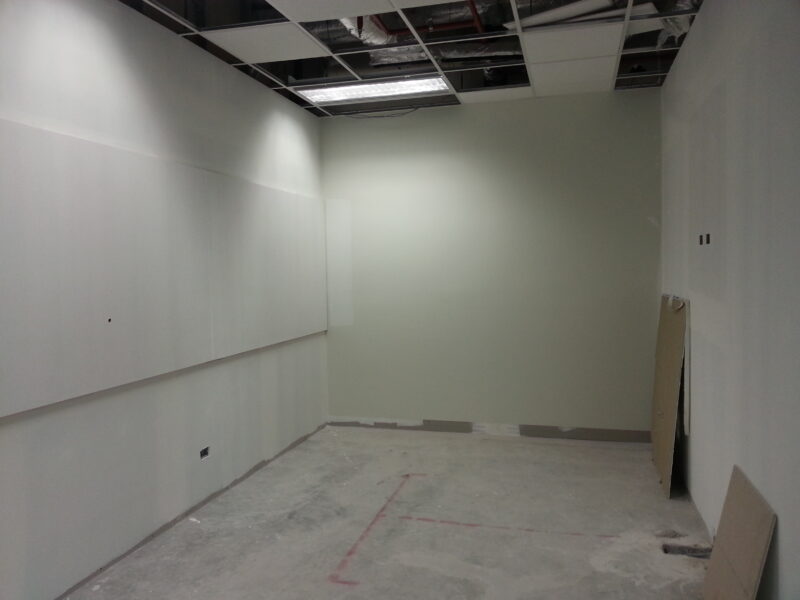 ติดตั้งระบบภาพ และติดตั้งรางปลั๊กไฟบนโต๊ะ 76