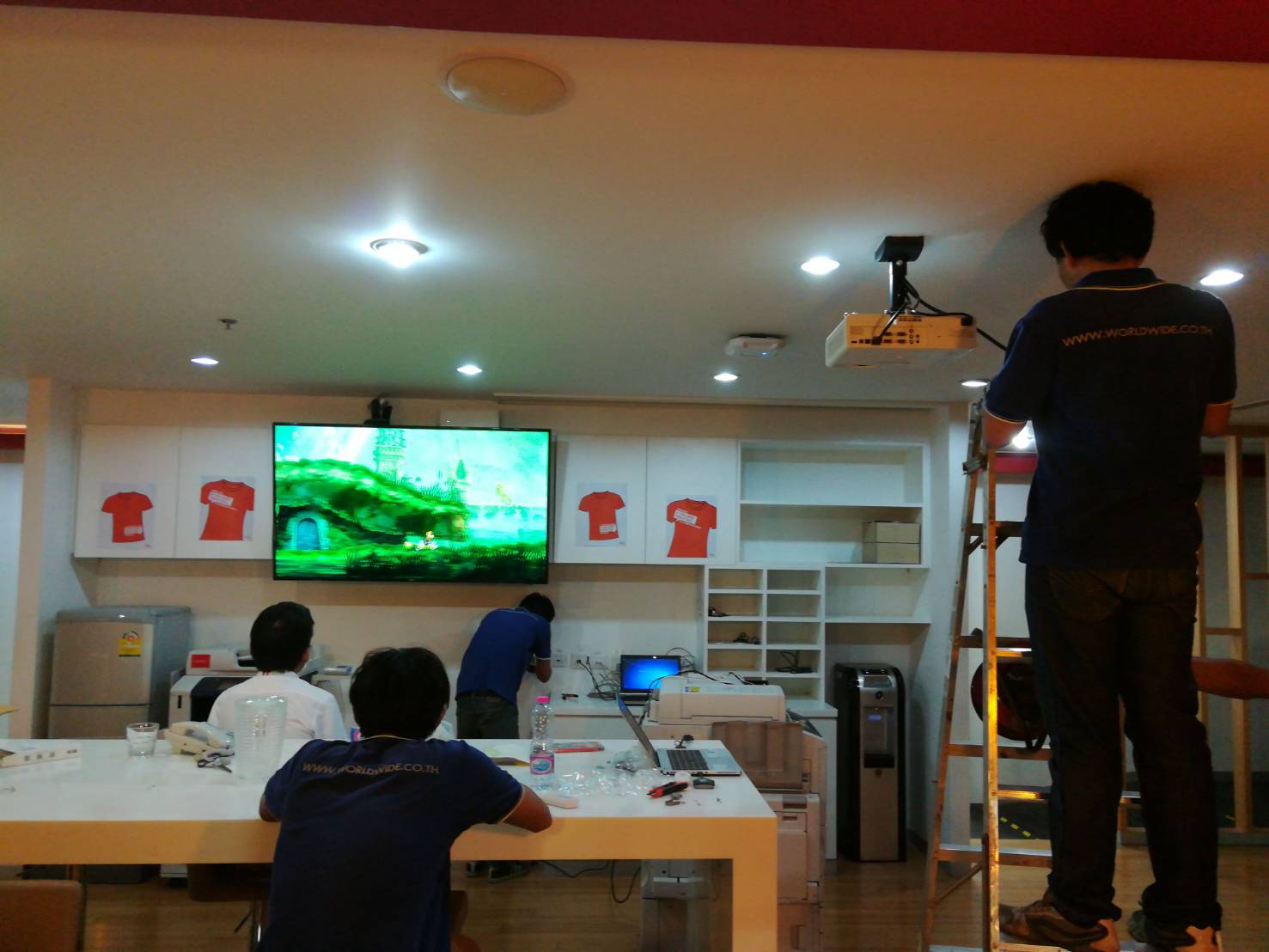 ติดตั้งโปรเจคเตอร์ และทีวี