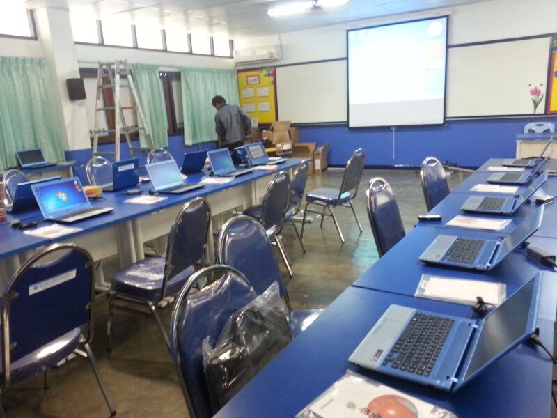 ติดตั้งโปรเจคเตอร์ จอรับภาพและโน๊ตบุ๊คให้กับโรงเรียน 226