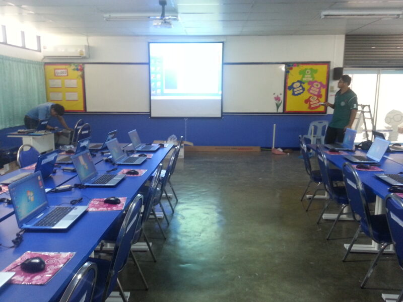 ติดตั้งโปรเจคเตอร์ จอรับภาพและโน๊ตบุ๊คให้กับโรงเรียน 200