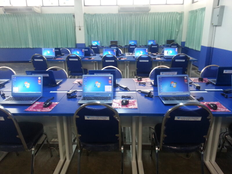 ติดตั้งโปรเจคเตอร์ จอรับภาพและโน๊ตบุ๊คให้กับโรงเรียน 198