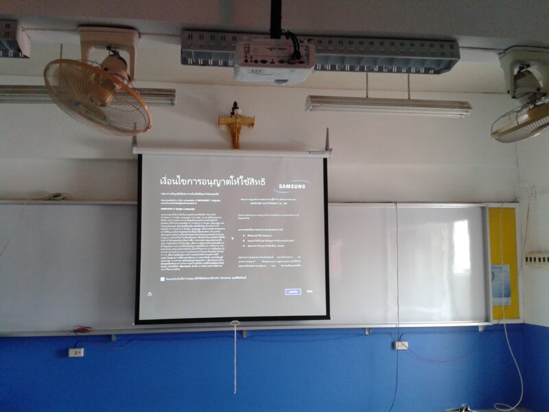 ติดตั้งโปรเจคเตอร์ จอรับภาพและโน๊ตบุ๊คให้กับโรงเรียน 254