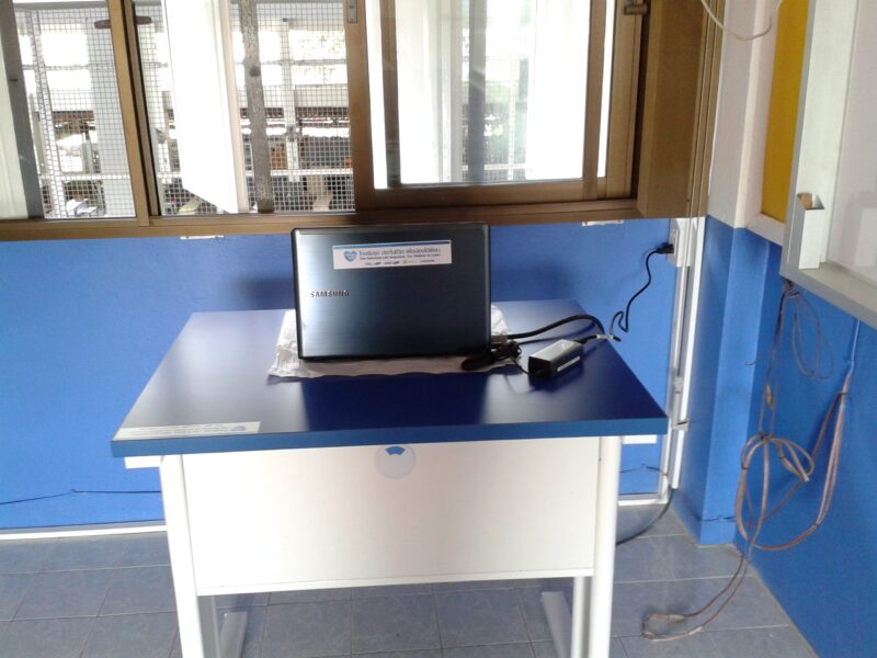 ติดตั้งโปรเจคเตอร์ จอรับภาพและโน๊ตบุ๊คให้กับโรงเรียน 256