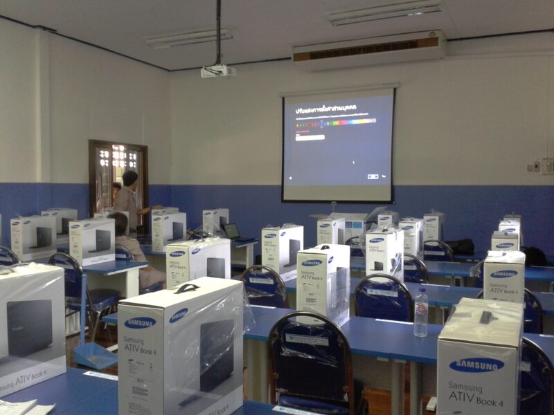 ติดตั้งโปรเจคเตอร์ จอรับภาพและโน๊ตบุ๊คให้กับโรงเรียน 262