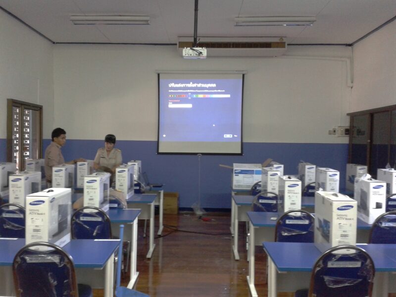 ติดตั้งโปรเจคเตอร์ จอรับภาพและโน๊ตบุ๊คให้กับโรงเรียน 260