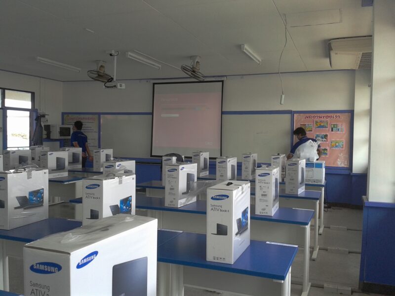 ติดตั้งโปรเจคเตอร์ จอรับภาพและโน๊ตบุ๊คให้กับโรงเรียน 268