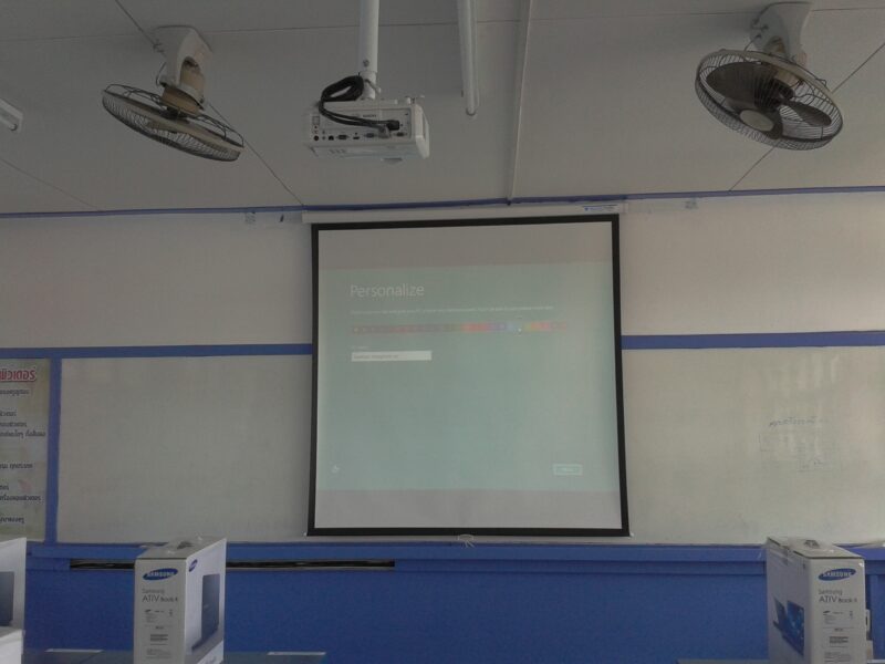 ติดตั้งโปรเจคเตอร์ จอรับภาพและโน๊ตบุ๊คให้กับโรงเรียน 266