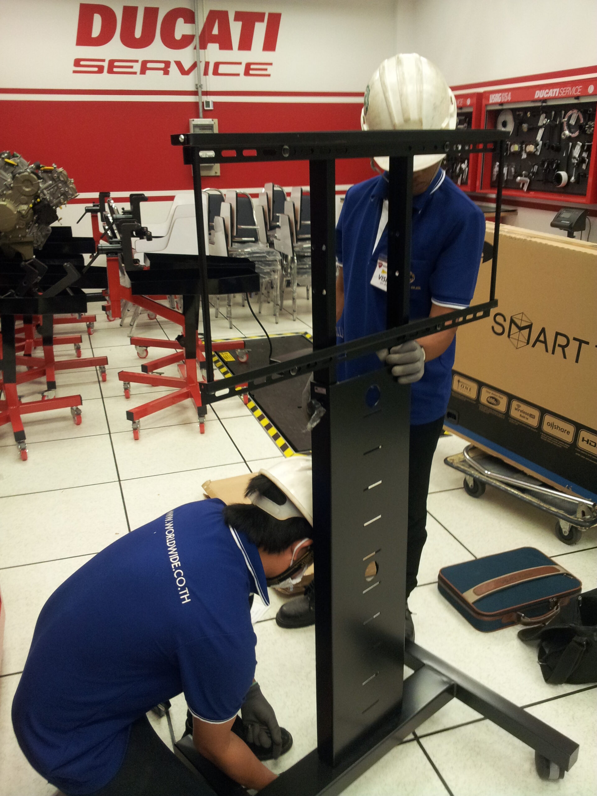 ติดตั้งทีวีและขาตั้งทีวีแบบล้อเลื่อน