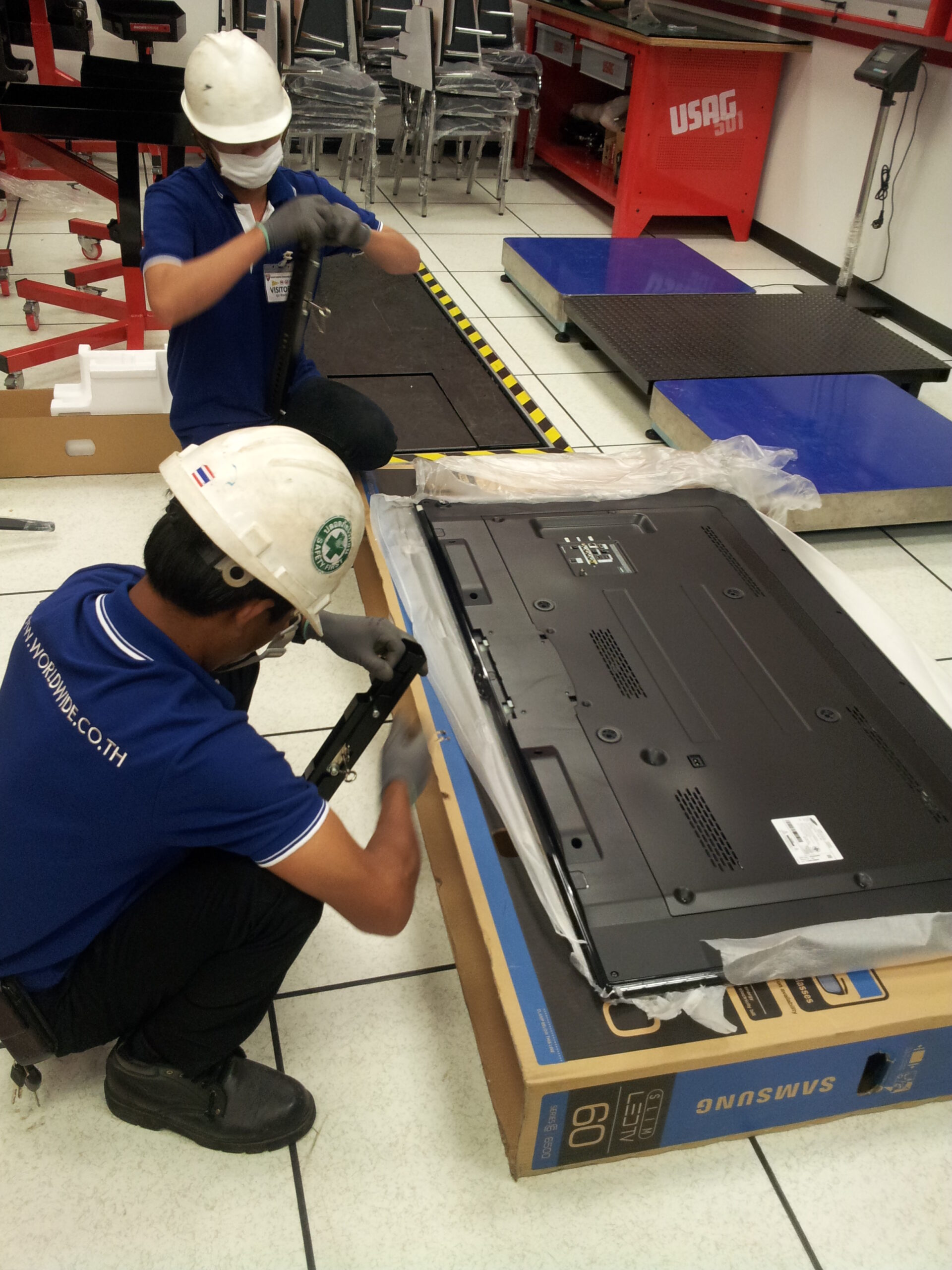 ติดตั้งทีวีและขาตั้งทีวีแบบล้อเลื่อน 4