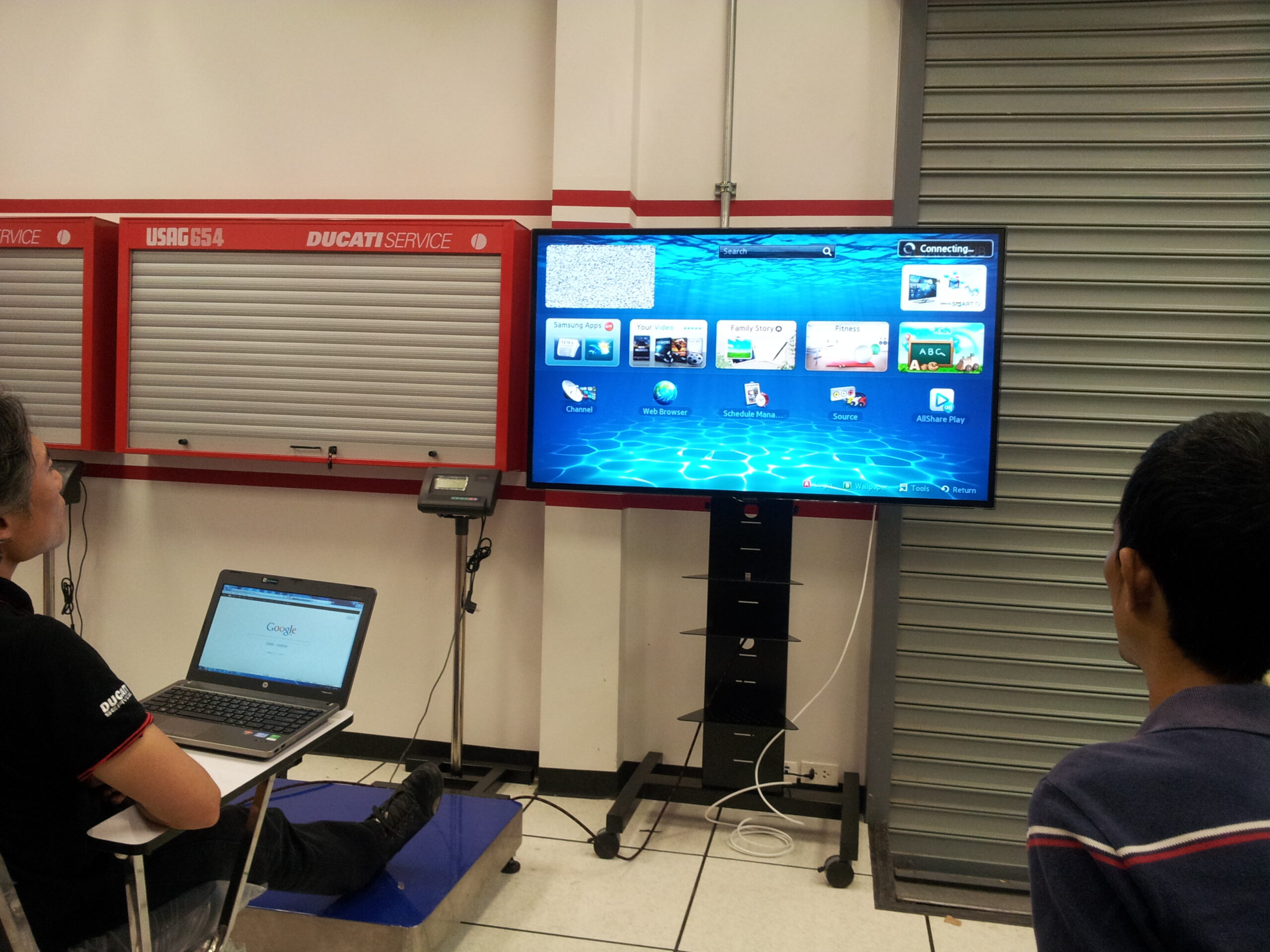 ติดตั้งทีวีและขาตั้งทีวีแบบล้อเลื่อน 6