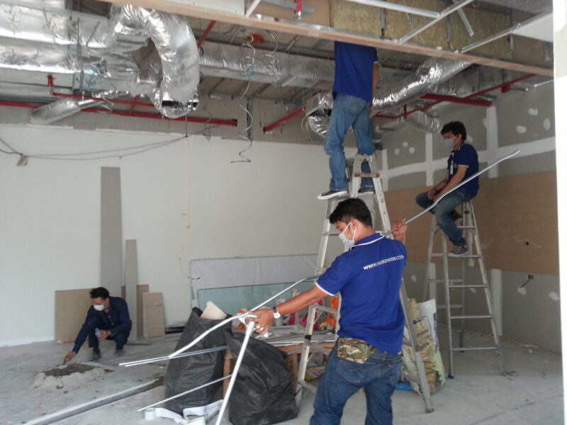 ติดตั้งระบบภาพ และติดตั้งรางปลั๊กไฟบนโต๊ะ 82