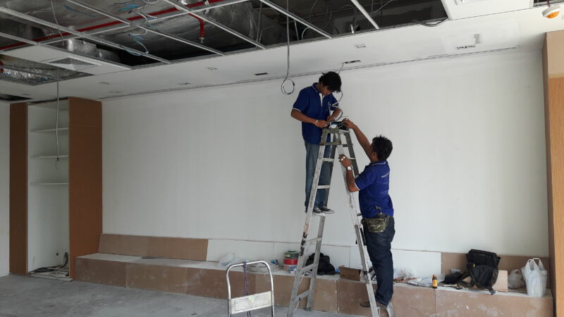 ติดตั้งระบบภาพ และติดตั้งรางปลั๊กไฟบนโต๊ะ 74