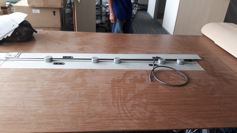 ติดตั้งระบบภาพ และติดตั้งรางปลั๊กไฟบนโต๊ะ 80