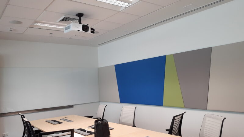 ติดตั้งระบบภาพ และติดตั้งรางปลั๊กไฟบนโต๊ะ 62