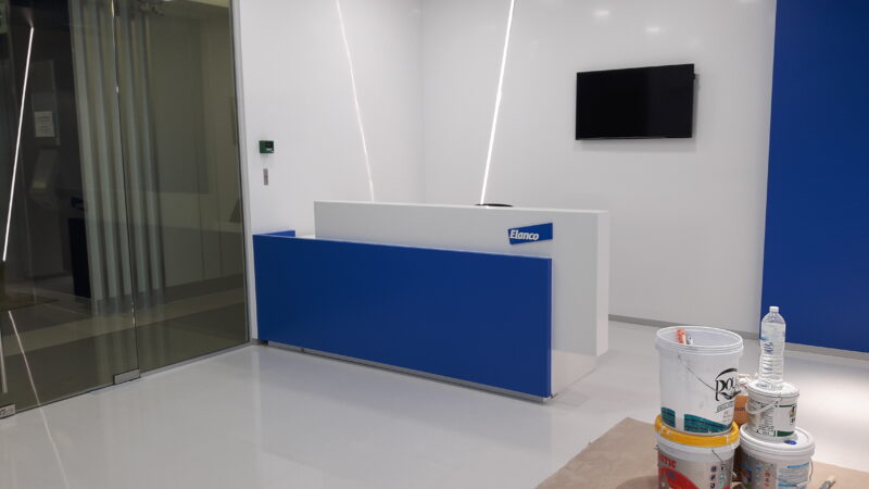 ติดตั้งระบบภาพ และติดตั้งรางปลั๊กไฟบนโต๊ะ 70