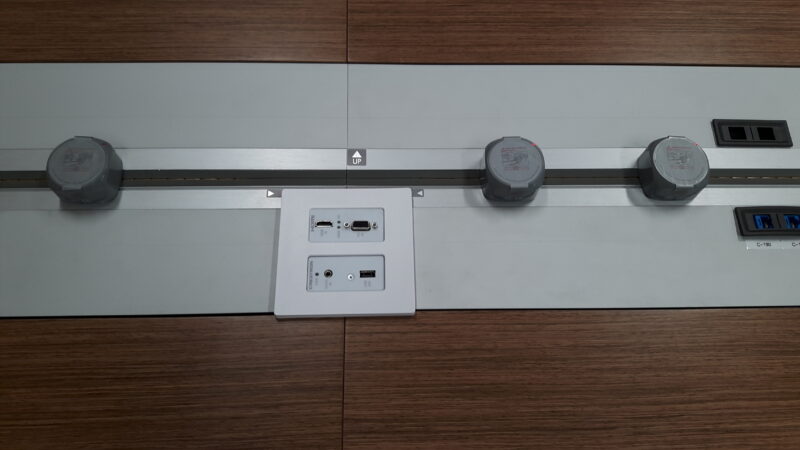 ติดตั้งระบบภาพ และติดตั้งรางปลั๊กไฟบนโต๊ะ 72