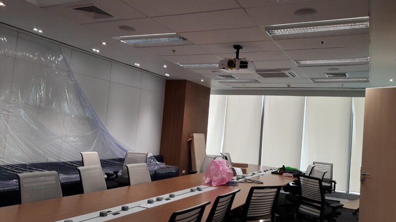 ติดตั้งระบบภาพ และติดตั้งรางปลั๊กไฟบนโต๊ะ 64