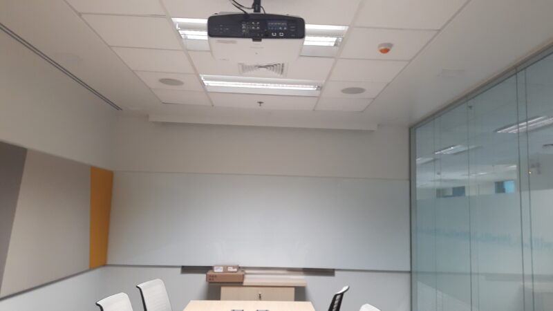 ติดตั้งระบบภาพ และติดตั้งรางปลั๊กไฟบนโต๊ะ 58