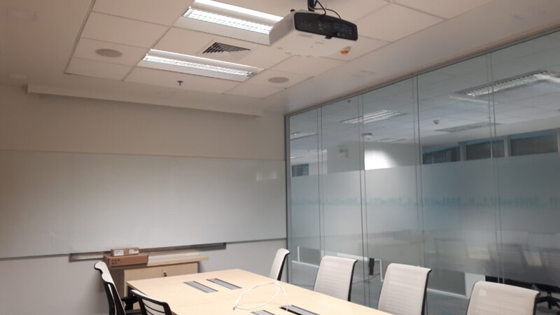 ติดตั้งระบบภาพ และติดตั้งรางปลั๊กไฟบนโต๊ะ 66