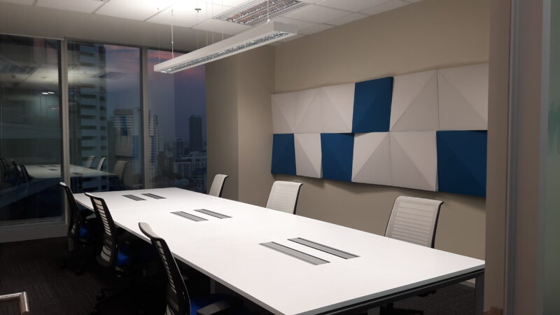 ติดตั้งระบบภาพ และติดตั้งรางปลั๊กไฟบนโต๊ะ 68