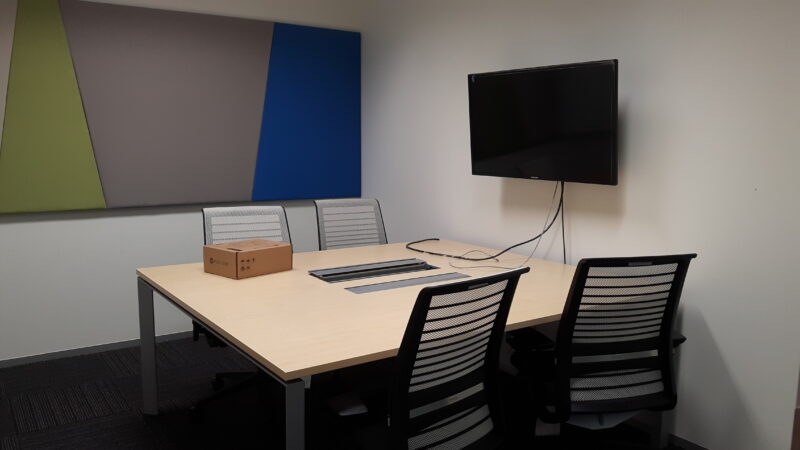 ติดตั้งระบบภาพ และติดตั้งรางปลั๊กไฟบนโต๊ะ 60