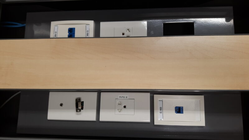 ติดตั้งระบบภาพ และติดตั้งรางปลั๊กไฟบนโต๊ะ 78