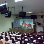 ติดตั้งโปรเจคเตอร์และจอมอนิเตอร์