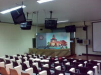 ติดตั้งโปรเจคเตอร์และจอมอนิเตอร์