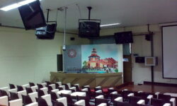 ติดตั้งโปรเจคเตอร์และจอมอนิเตอร์