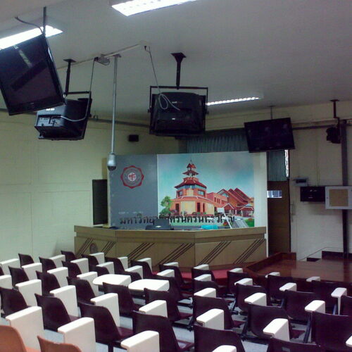 ติดตั้งโปรเจคเตอร์และจอมอนิเตอร์