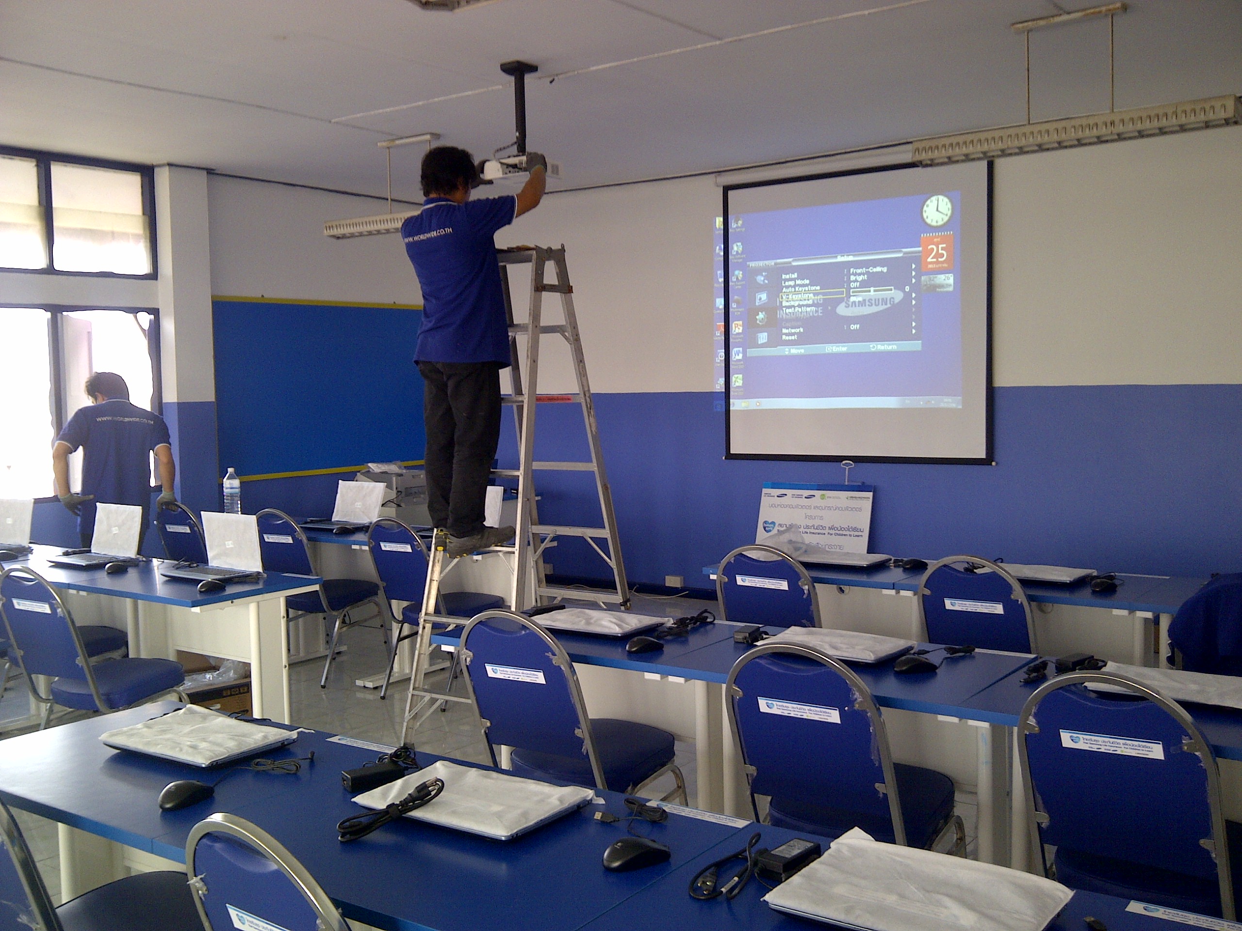 ติดตั้งโปรเจคเตอร์ จอรับภาพและโน๊ตบุ๊คให้กับโรงเรียน 184
