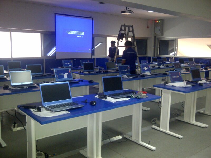 ติดตั้งโปรเจคเตอร์ จอรับภาพและโน๊ตบุ๊คให้กับโรงเรียน 190