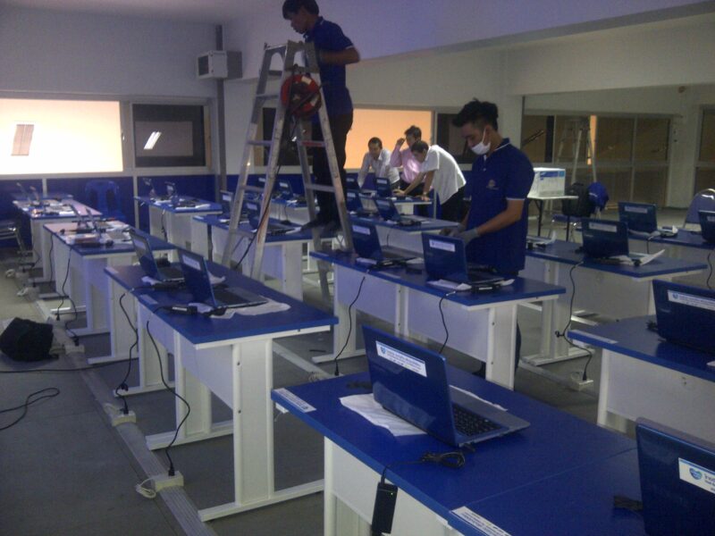 ติดตั้งโปรเจคเตอร์ จอรับภาพและโน๊ตบุ๊คให้กับโรงเรียน 196