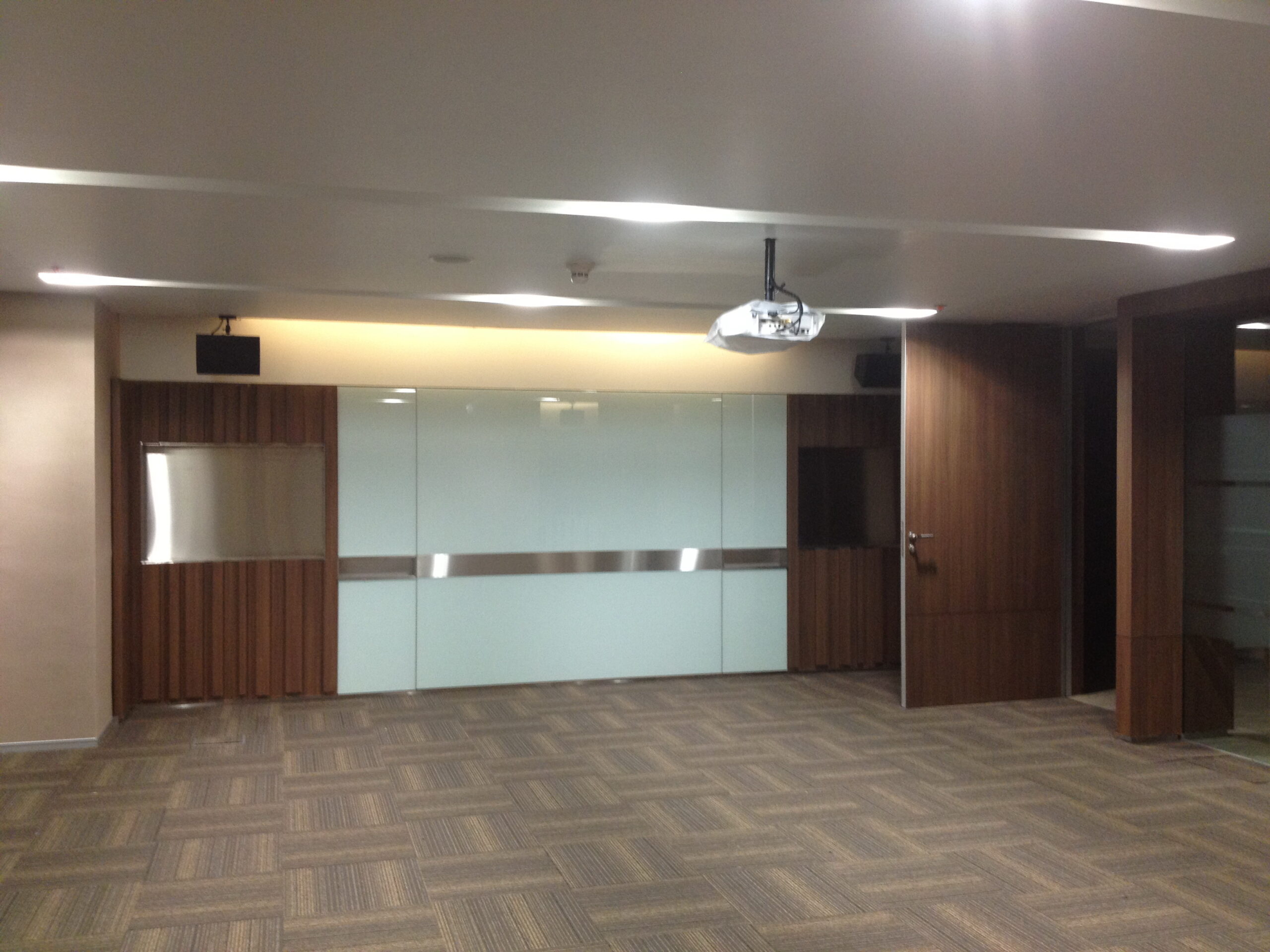 ติดตั้งโปรเจคเตอร์และจอรับภาพ 92