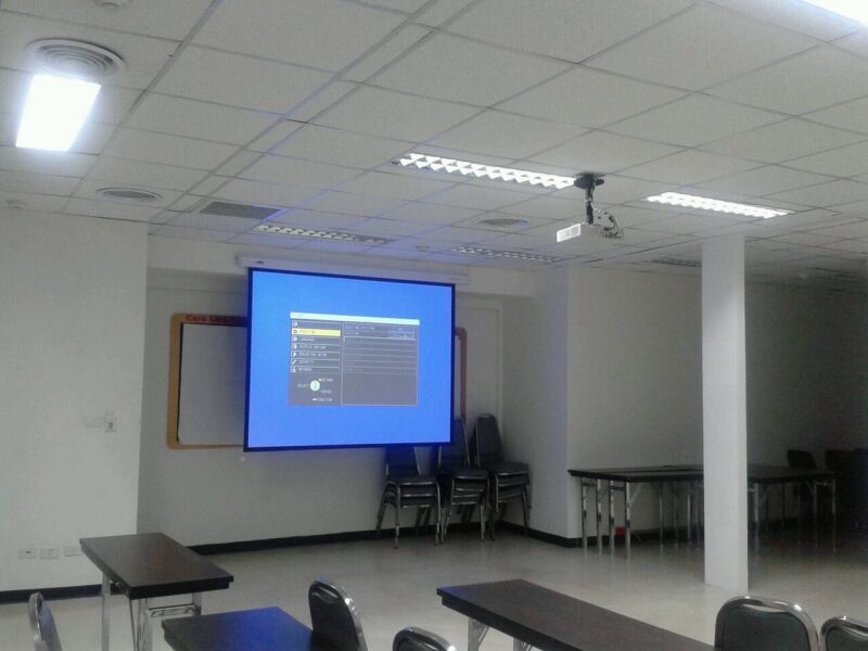 ติดตั้งโปรเจคเตอร์และจอรับภาพ 104