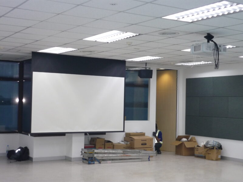 ติดตั้งโปรเจคเตอร์และจอรับภาพ 86