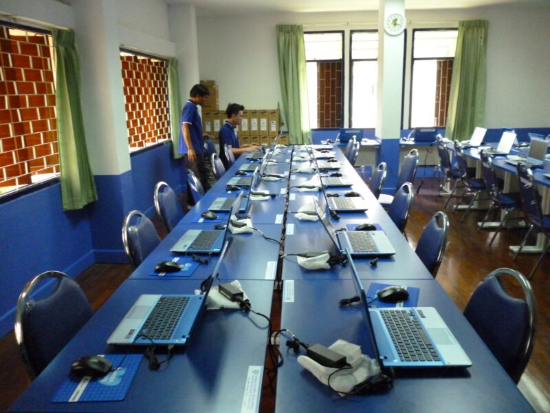 ติดตั้งโปรเจคเตอร์ จอรับภาพและโน๊ตบุ๊คให้กับโรงเรียน 244