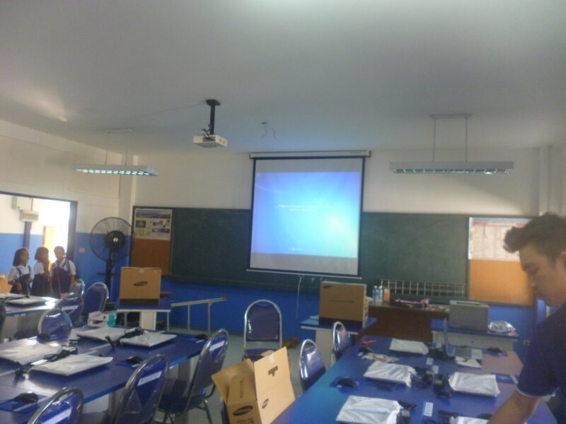 ติดตั้งโปรเจคเตอร์ จอรับภาพและโน๊ตบุ๊คให้กับโรงเรียน 188