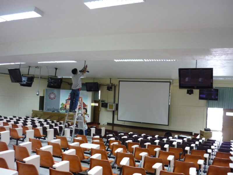 ติดตั้งโปรเจคเตอร์และจอมอนิเตอร์ 26