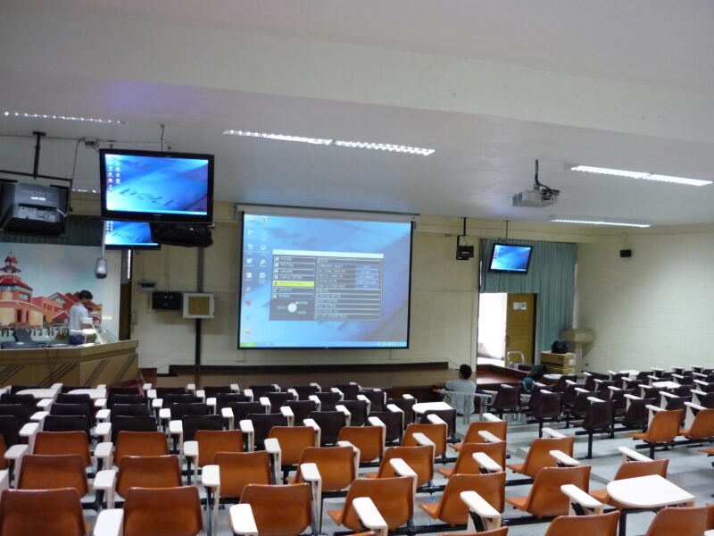 ติดตั้งโปรเจคเตอร์และจอมอนิเตอร์ 30