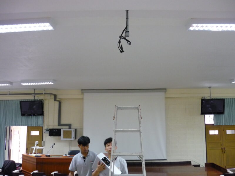 ติดตั้งโปรเจคเตอร์และจอมอนิเตอร์ 34