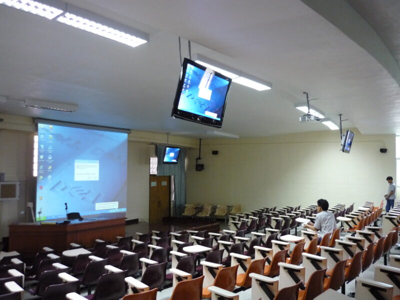 ติดตั้งโปรเจคเตอร์และจอมอนิเตอร์ 32