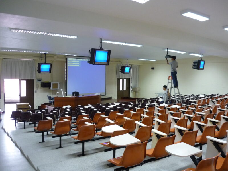 ติดตั้งโปรเจคเตอร์และจอมอนิเตอร์ 28