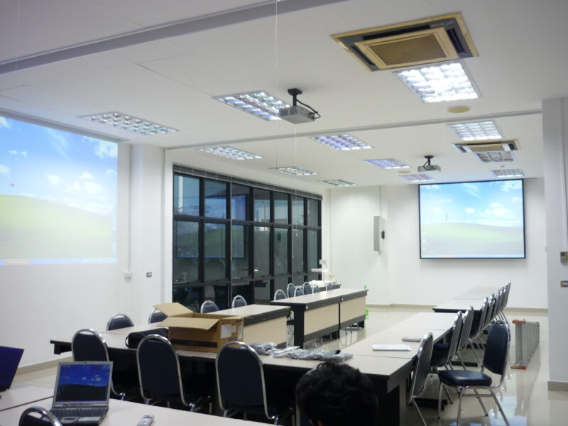 ติดตั้งโปรเจคเตอร์และจอรับภาพ 84