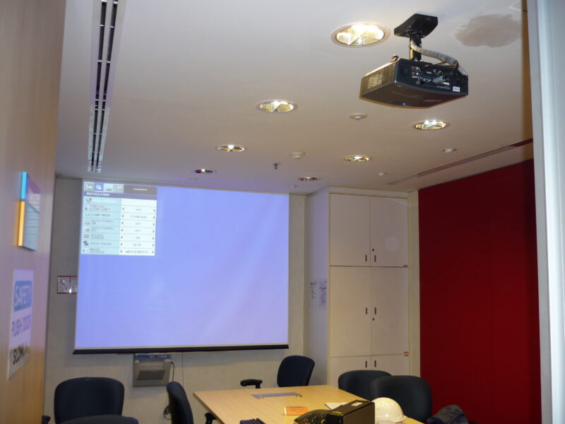 ติดตั้งโปรเจคเตอร์และจอรับภาพ 82