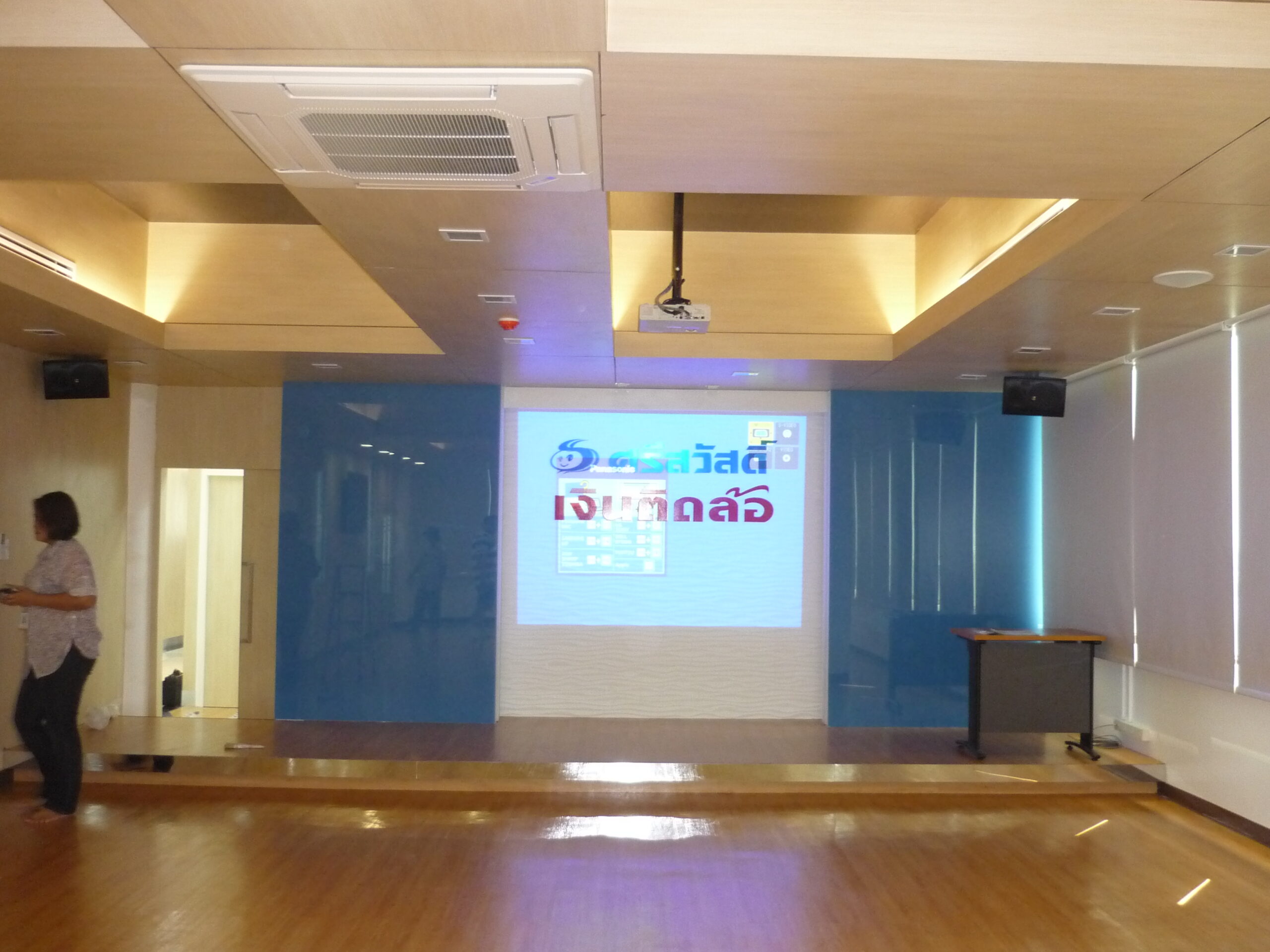 ติดตั้งโปรเจคเตอร์และจอรับภาพ 88