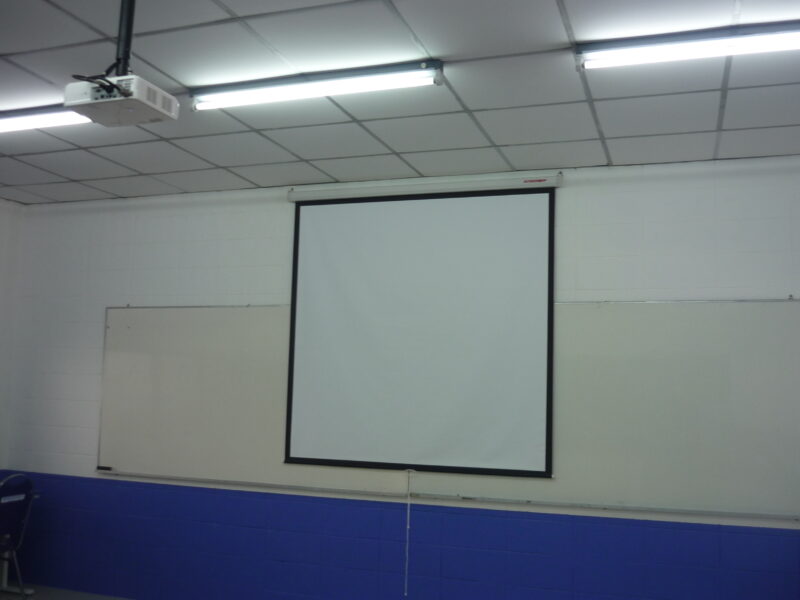 ติดตั้งโปรเจคเตอร์ จอรับภาพและโน๊ตบุ๊คให้กับโรงเรียน 206