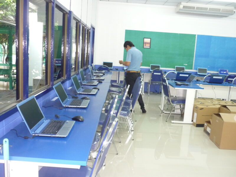ติดตั้งโปรเจคเตอร์ จอรับภาพและโน๊ตบุ๊คให้กับโรงเรียน 208