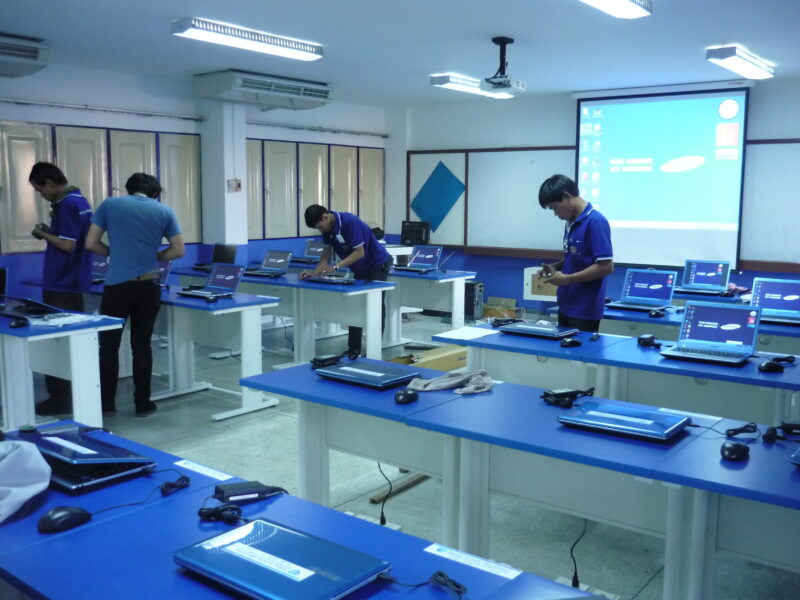 ติดตั้งโปรเจคเตอร์ จอรับภาพและโน๊ตบุ๊คให้กับโรงเรียน 186