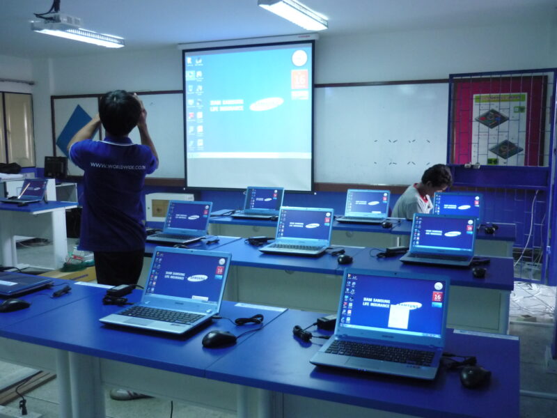 ติดตั้งโปรเจคเตอร์ จอรับภาพและโน๊ตบุ๊คให้กับโรงเรียน 194
